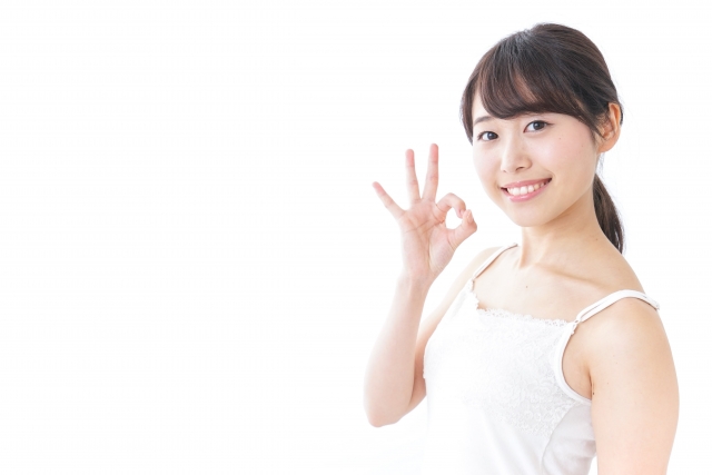 OKサインを出す女性