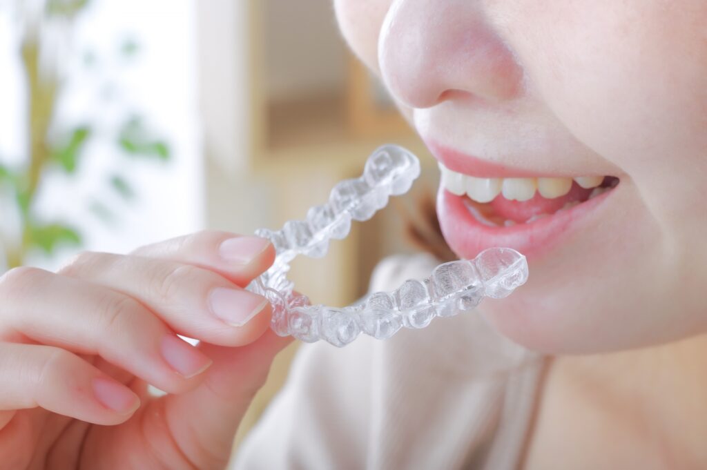 マウスピースをはめる女性の画像